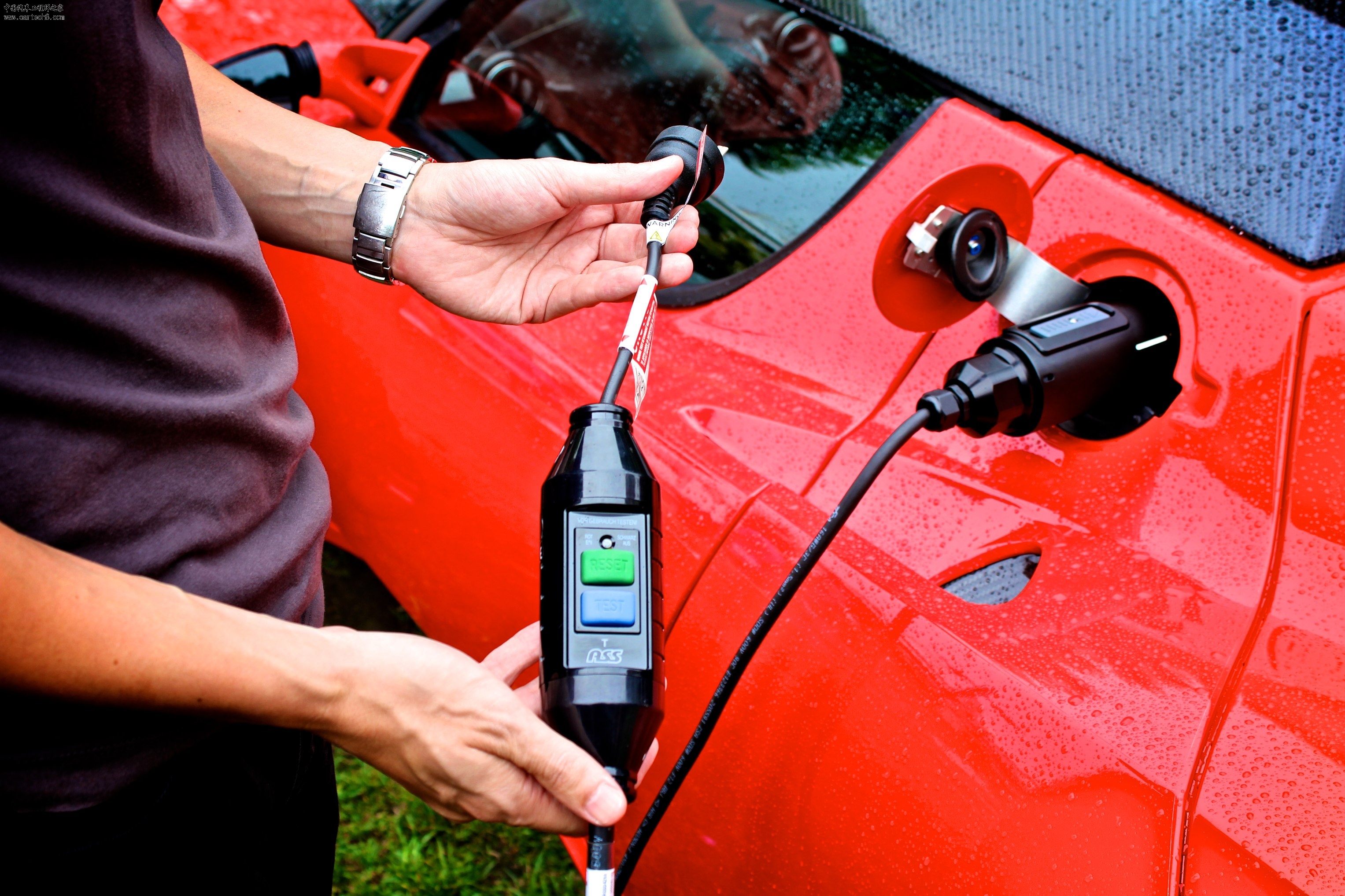 tesla-roadster-portable-charger.jpg