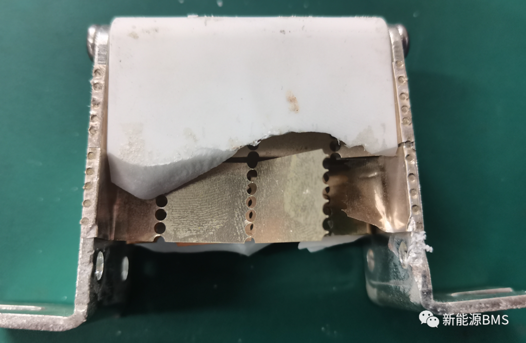 拆解学习比亚迪汉EV电池包BDU里面的高压部件（下）熔断器与主继电器w17.jpg